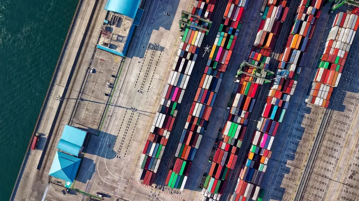 Terminal portuaire avec des conteneurs colorés le long du quai