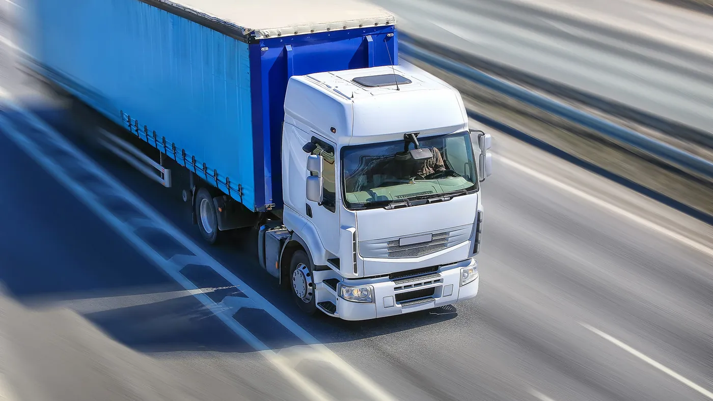 Camion semi-remorque en transport de marchandises sur autoroute