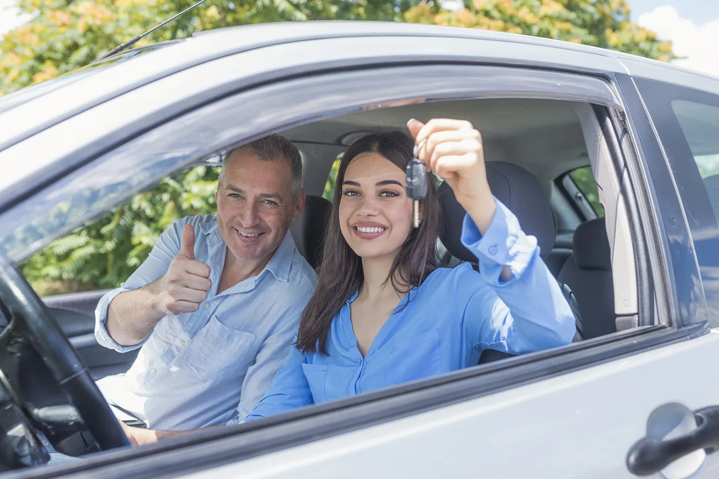 Conducteurs dans leur voiture personnelle avec la clé